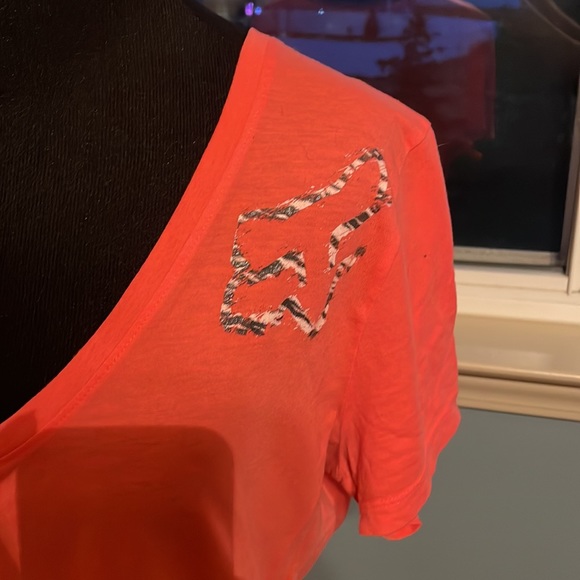 Fox size large super soft v-neck t-shirt. - Picture 2 of 4